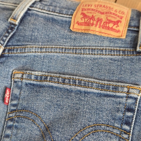Levi’s High Waisted Mom Jean 26 - Picture 9 of 12